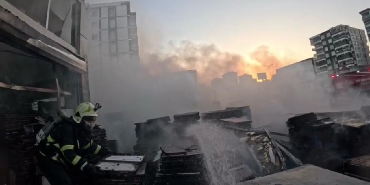Diyarbakır'da itfaiye erlerinin alevlere müdahalesi kamerada