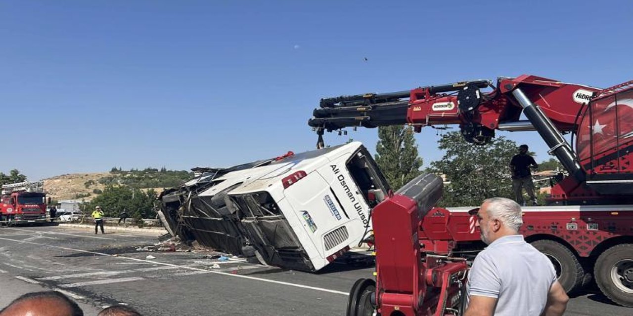 Kayseri’de yolcu otobüsü devrildi; 1 ölü, 23 yaralı