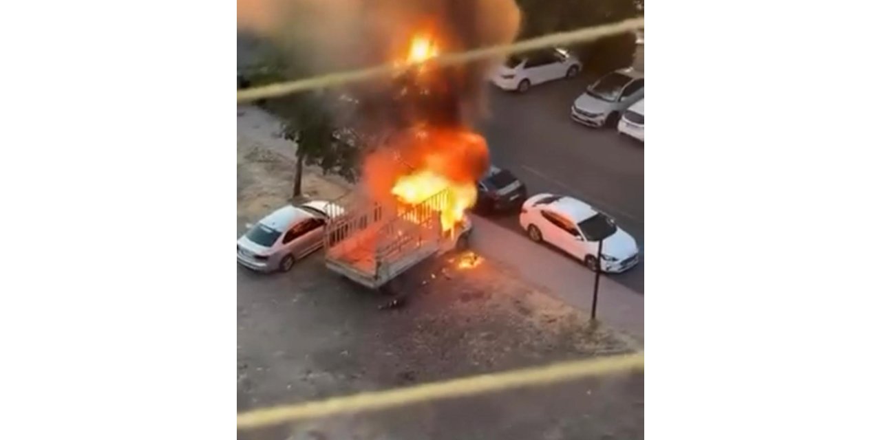 Diyarbakır’da park halindeki kamyonet alev aldı