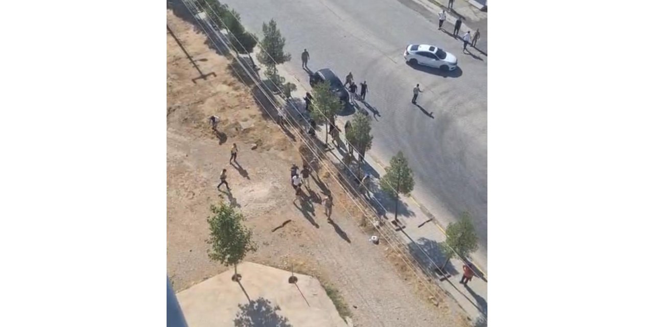 Diyarbakır'da jandarma önünde arazi anlaşmazlığı nedeniyle birbirlerine girdiler