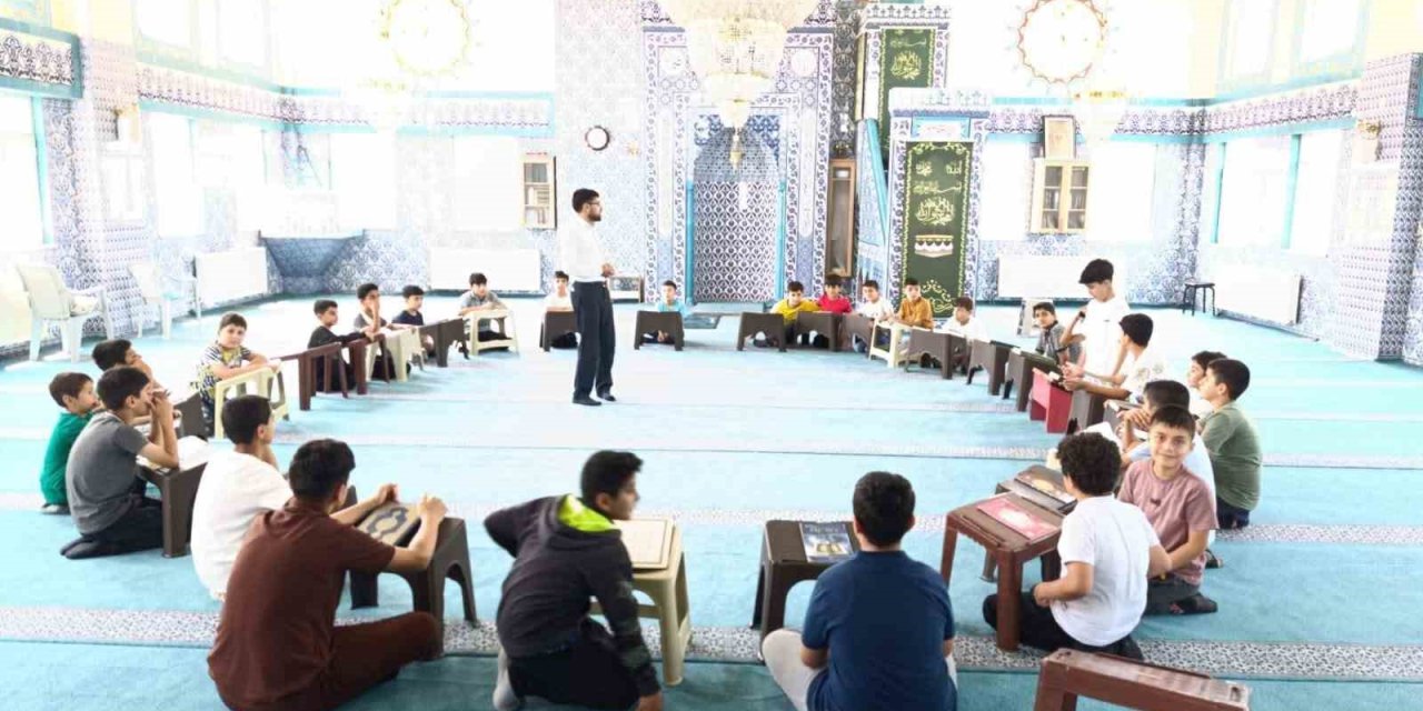 Edremit Şehitlik Camii Yaz Kur’an kursu öğrencilerine bağımlılıkla mücadele semineri