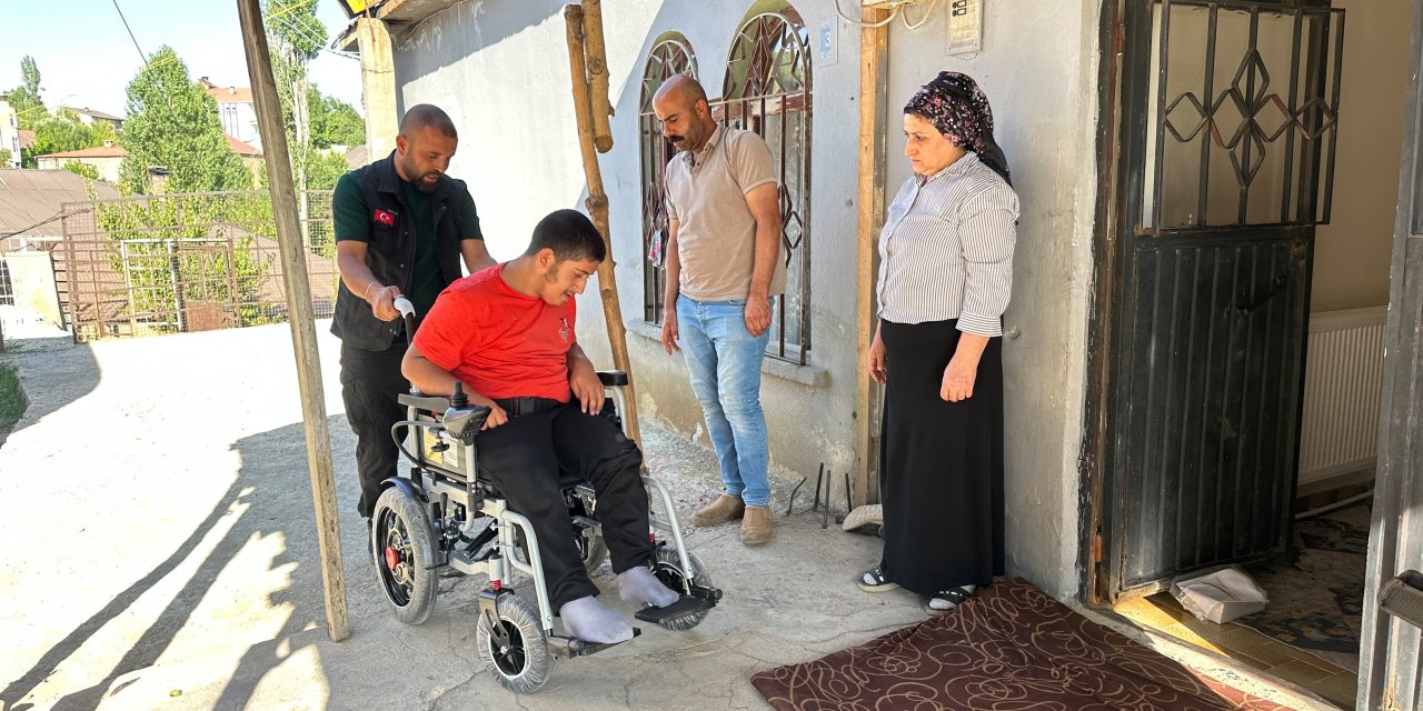 Yüksekova’da yürüme engelli Diyar’a akülü sandalye hediye edildi
