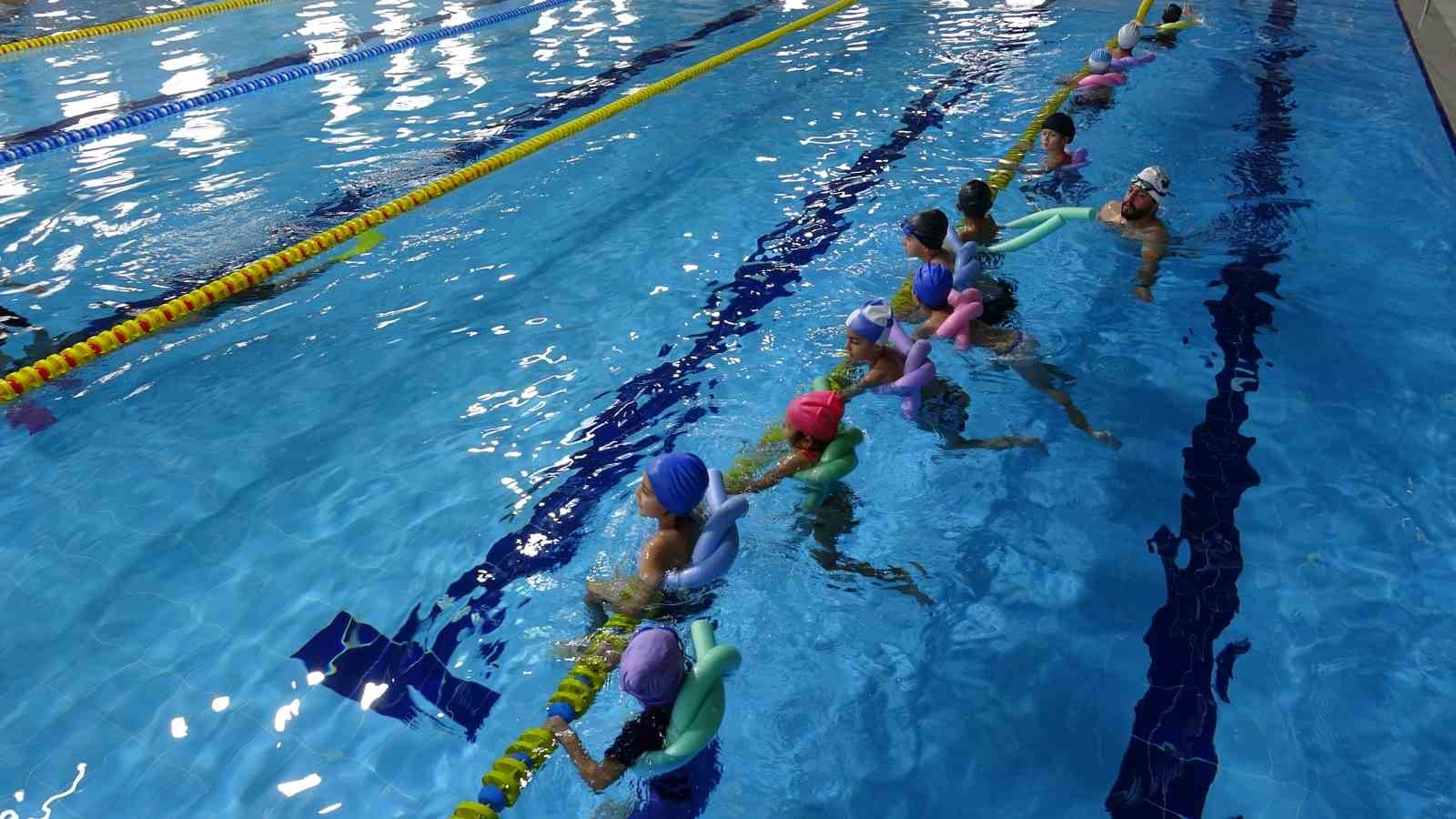Van'da yüzme havuzunda geleceğin sporcuları yetişiyor