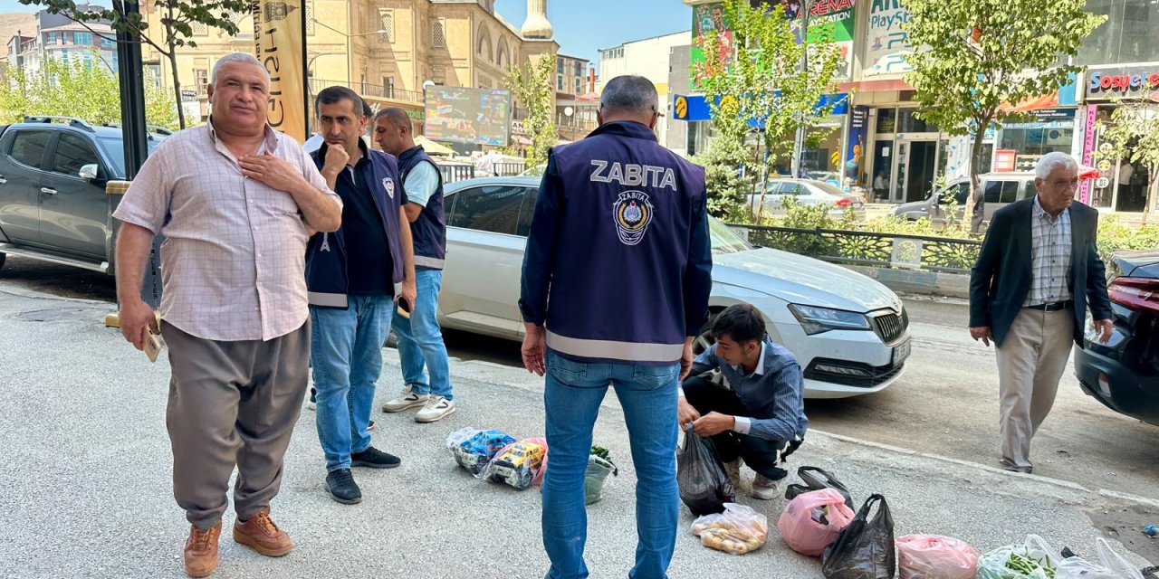 Yüksekova’da kaldırım işgaline karşı denetim