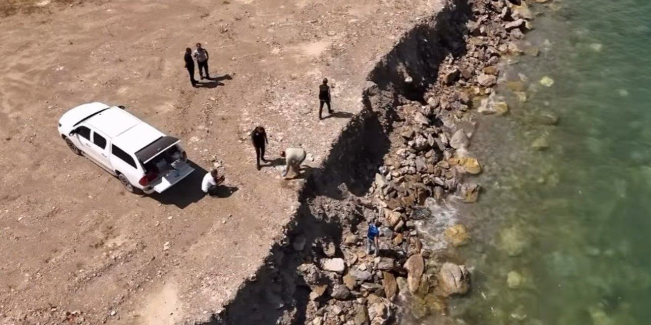 Van Gölü sahilindeki kirlilik ihbarları üzerine numune alındı