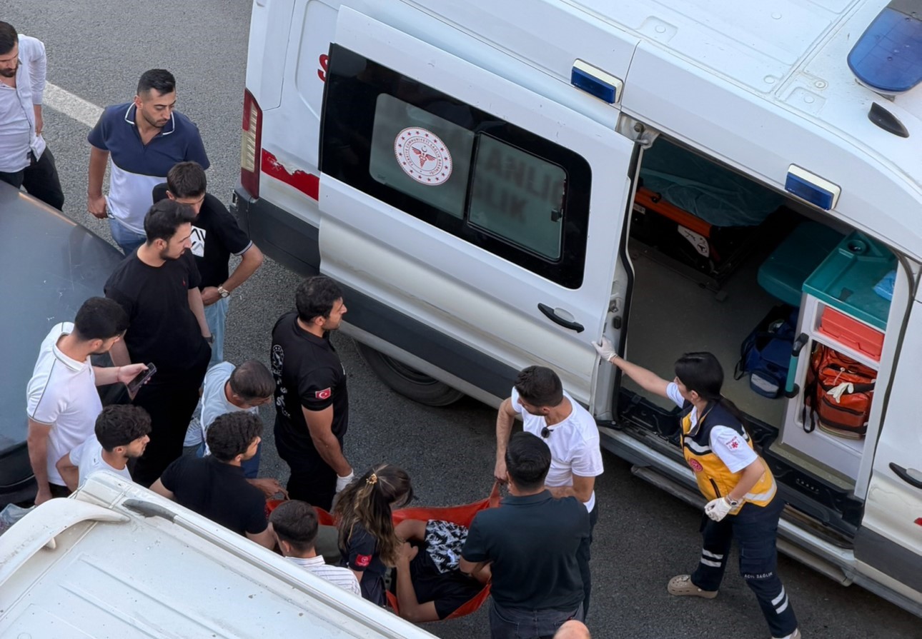 Yüksekova'da caddede fenalaşan vatandaş hastaneye kaldırıldı