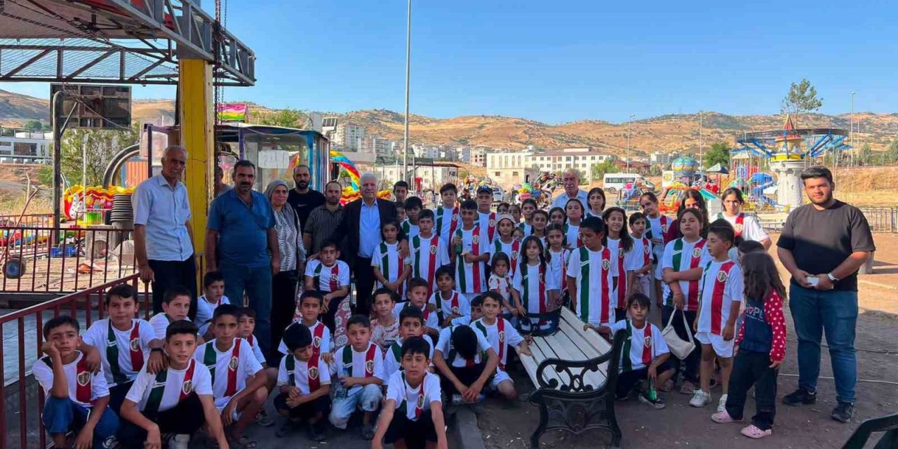 Diyarbakır'ın Çermik ilçesinde Kur-’an kursu öğrencilerine forma jesti