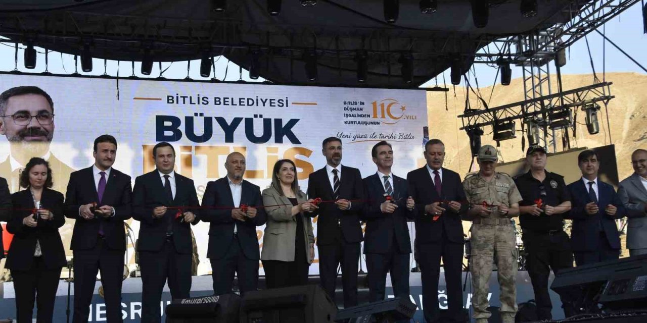 Bitlis'te kurtuluşun 110. yılı coşkusu kortej yürüyüşüyle başladı