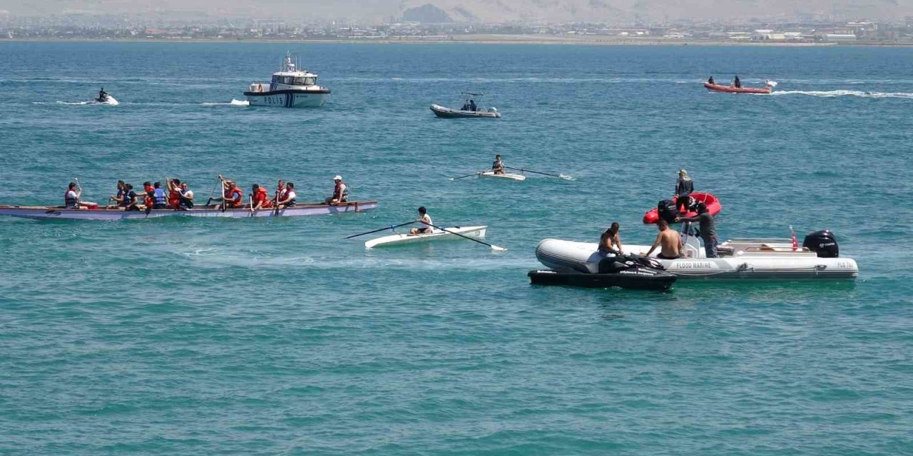 Van Gölü’nde su sporları heyecanı