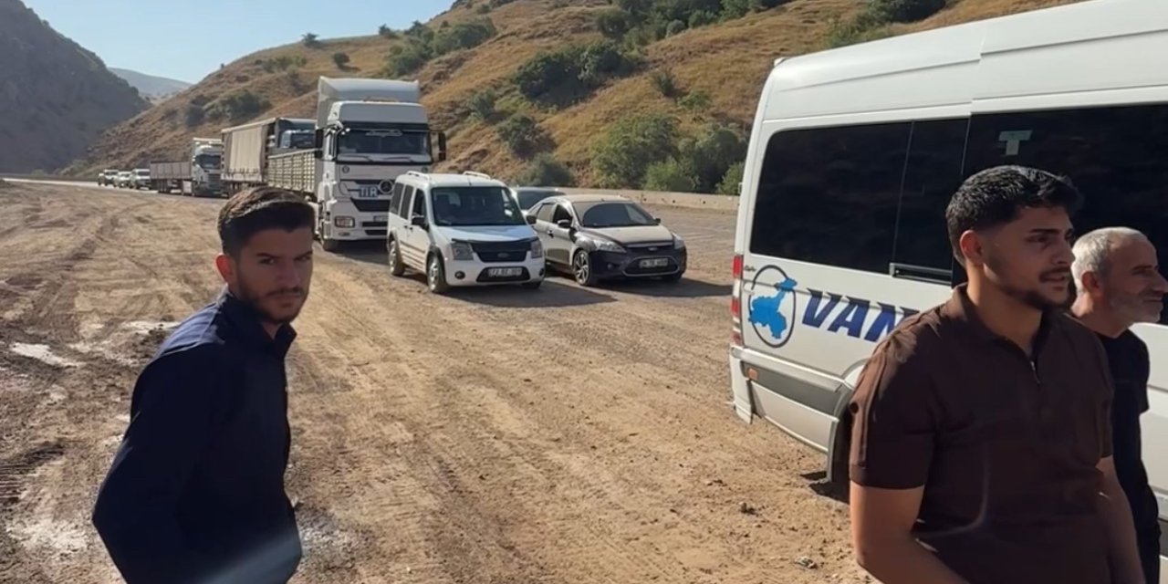 Yüksekova-Van yolundaki çalışmalar sırasında araç kuyruğu oluştu