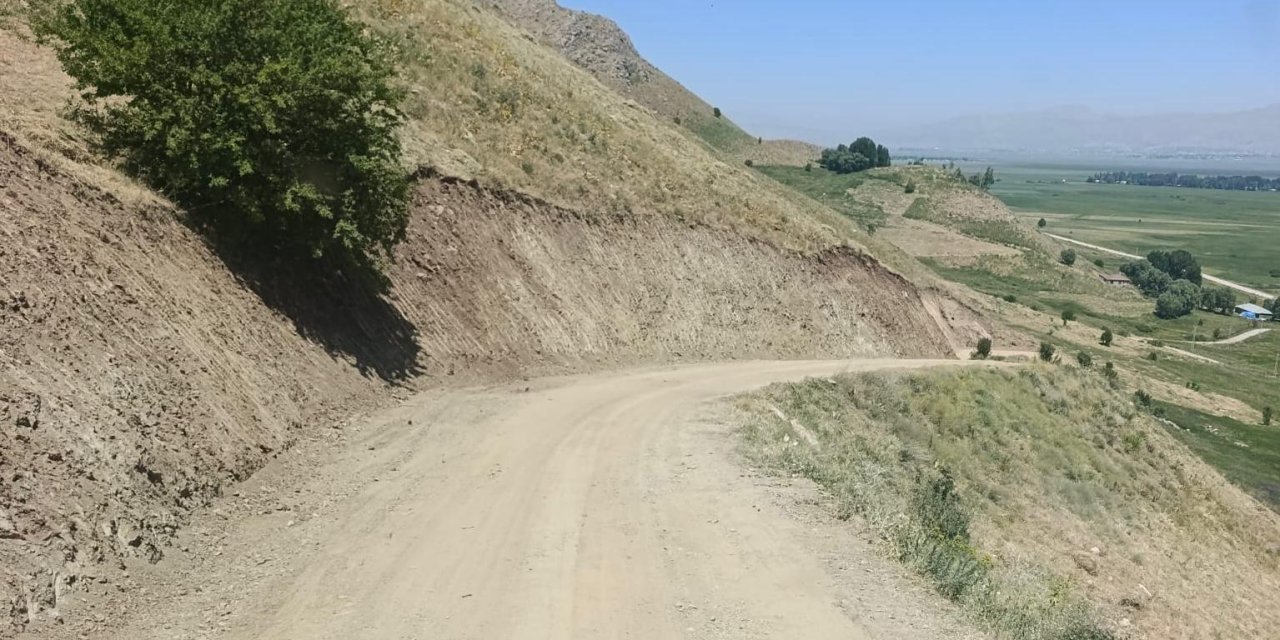 Yüksekova’da Karabağ Mezrası’nın yol sorunu çözülüyor