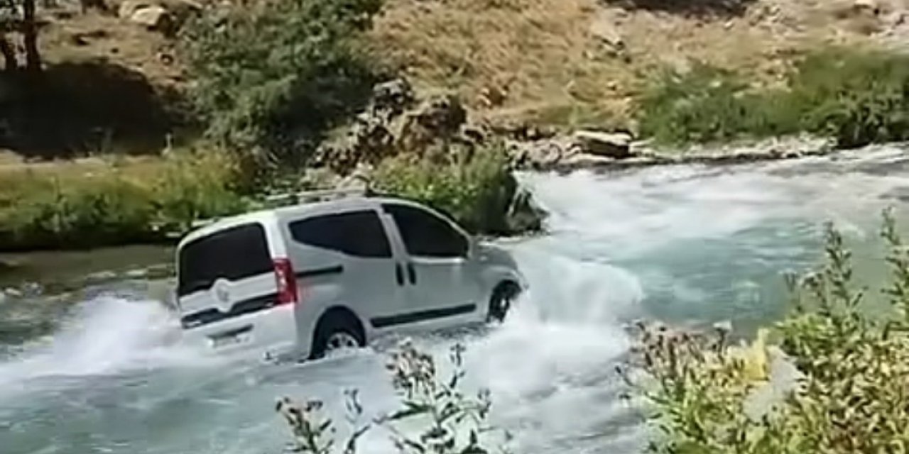 El freni çekilmeyen araç Bahçesaray Çayı’na uçtu