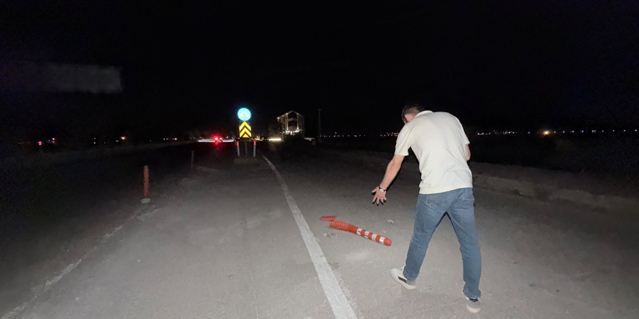 Sürücü adaylarını eğitmek için yola taşlarla sabitlenen dubalar kazaya yol açtı