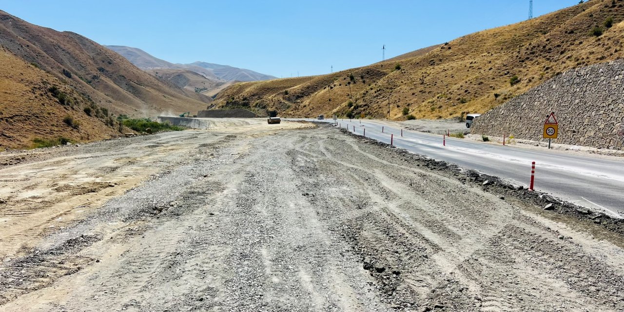 Yüksekova-Esendere yolunda duble yol çalışması