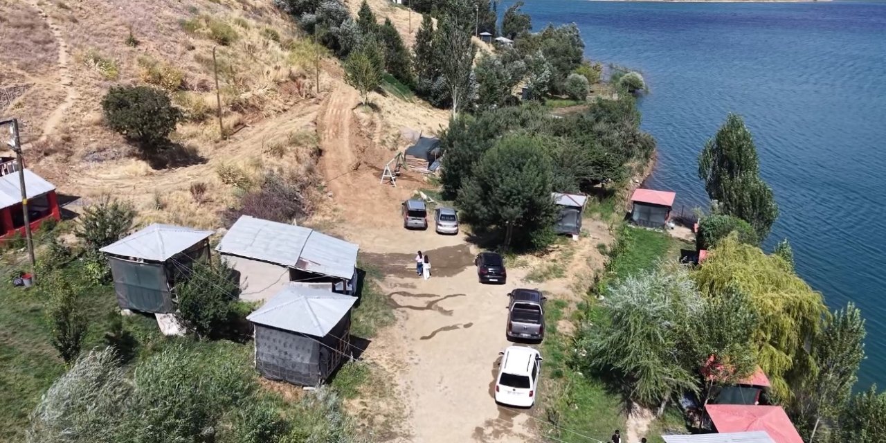 Yüksekova’da sıcak havalarda Dilimli Barajı’na akın