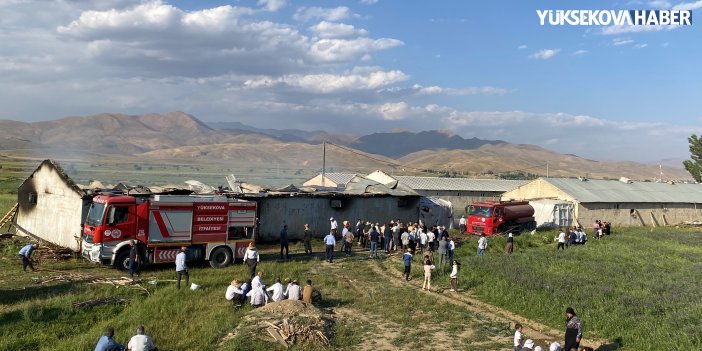 Yüksekova’da çıkan yangında ahır kullanılamaz hale geldi