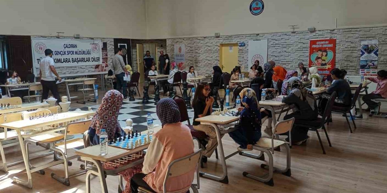Çaldıran’da Kur’an kursu öğrencileri satrançta buluştu