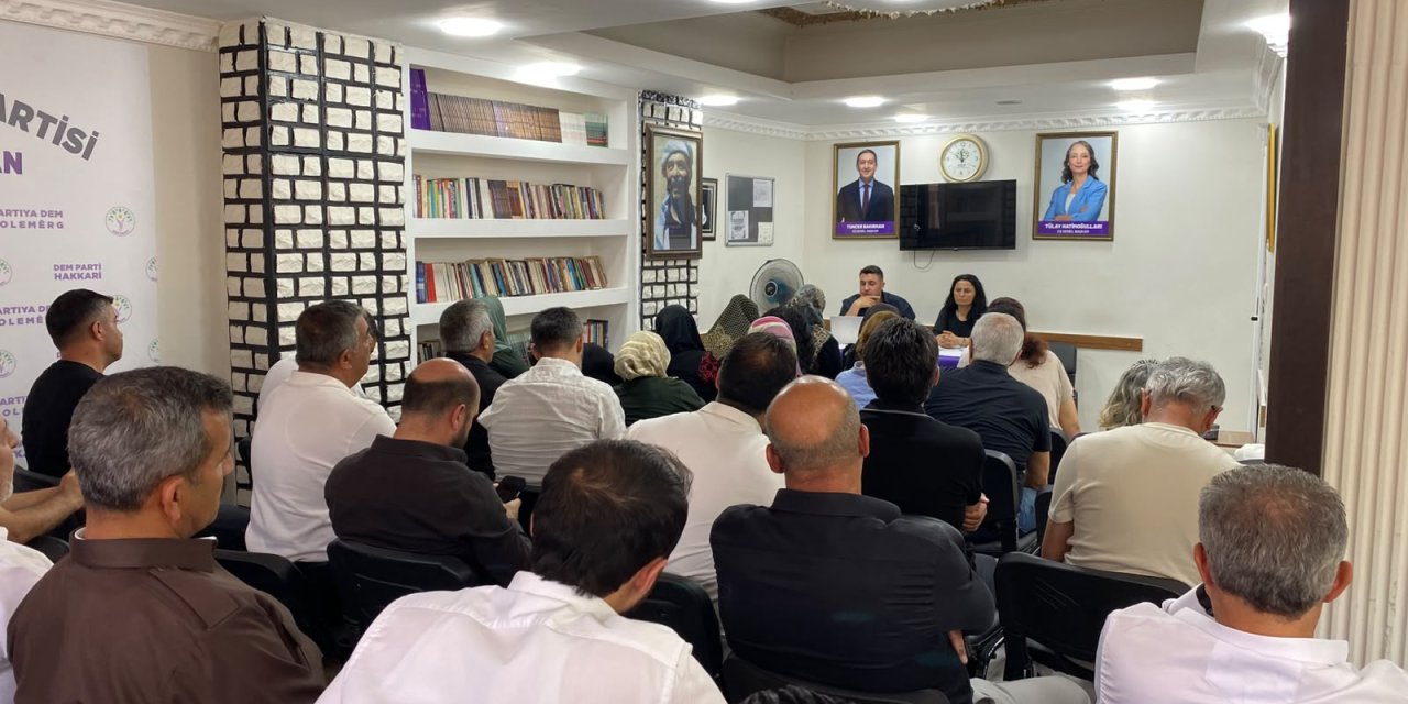DEM Parti Hakkâri’de “Çerçeve Yasa” gündemiyle toplantı
