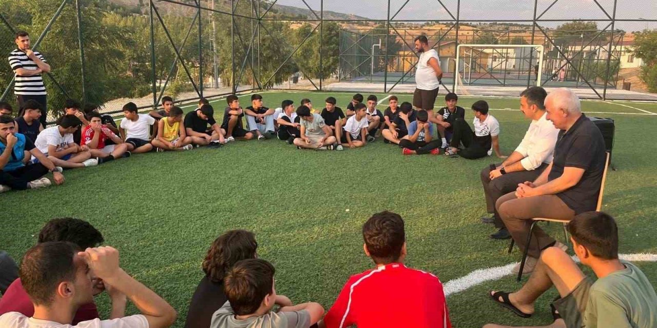 Dicle Kaymakamı Atış, gençlerle buluştu