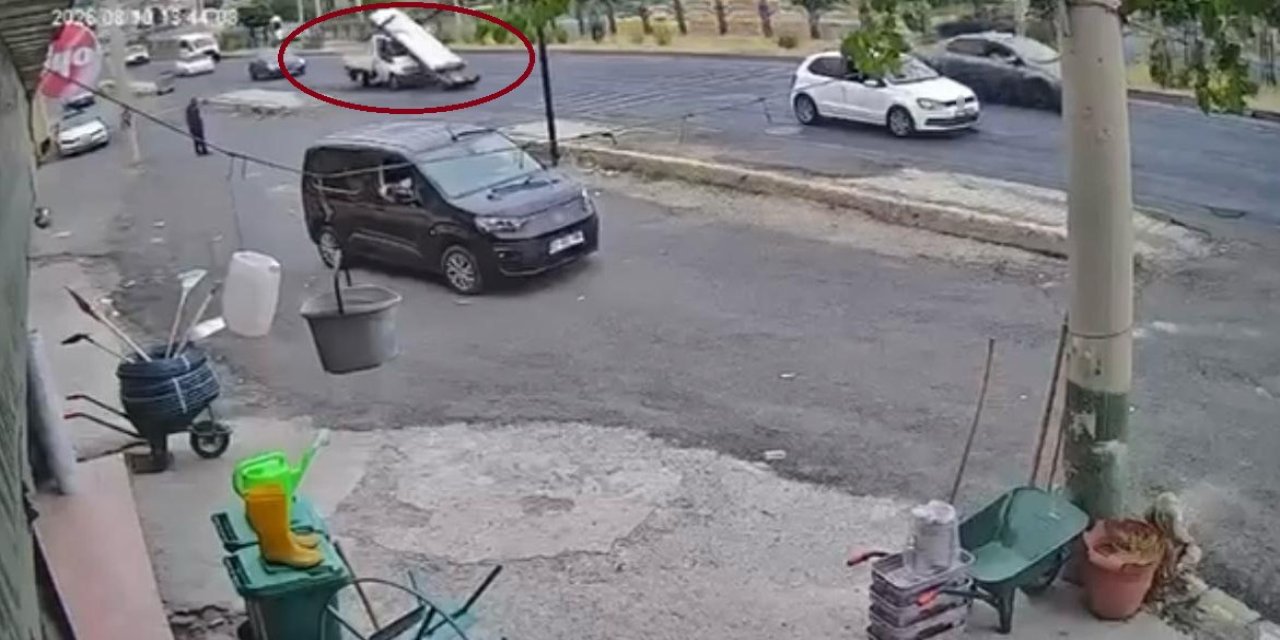 Ani frenle demirlerin kamyonetten yola savrulması kameralarda