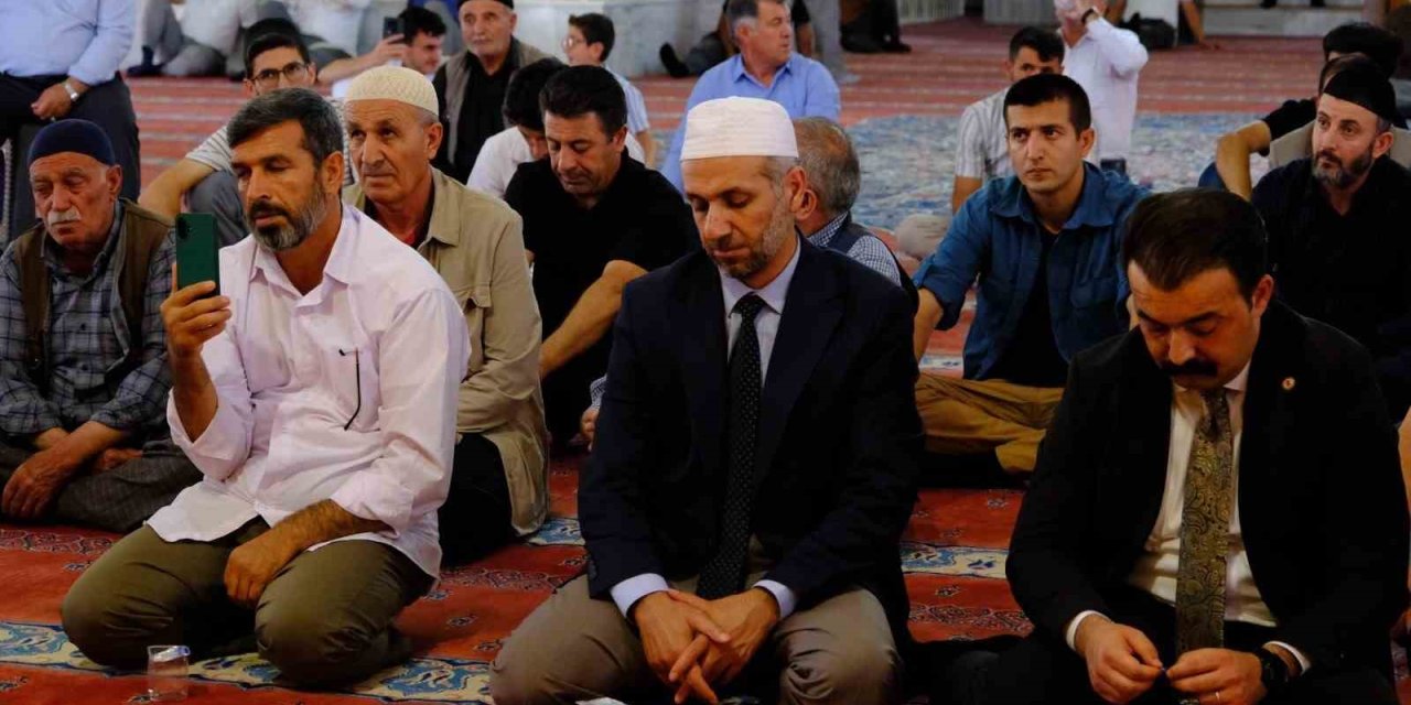 Van Ulu Cami’de ezanların sesi yankılandı