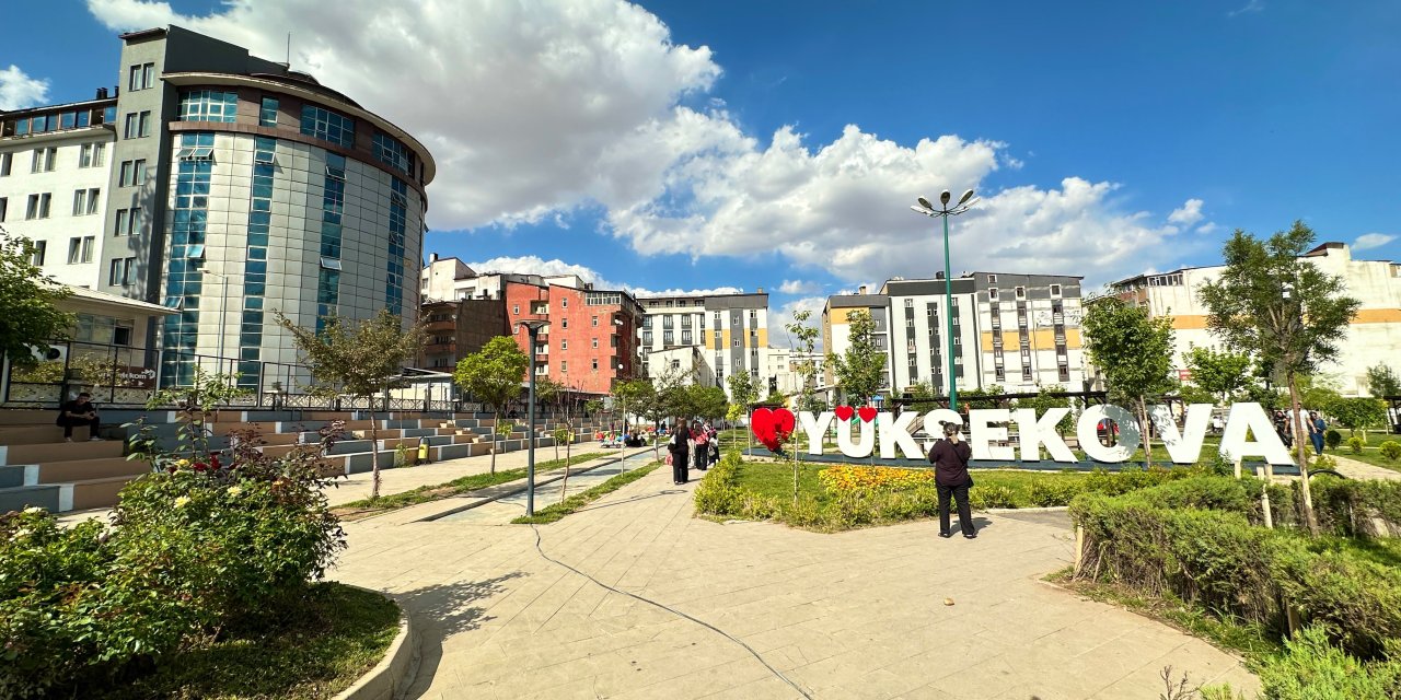 Yüksekova’da parklarda bakım ve yenileme çalışmaları sürüyor