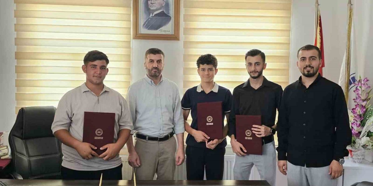 Diyarbakır'ın Çermik ilçesinde hafızlık eğitimini tamamlayanlara belgeleri verildi