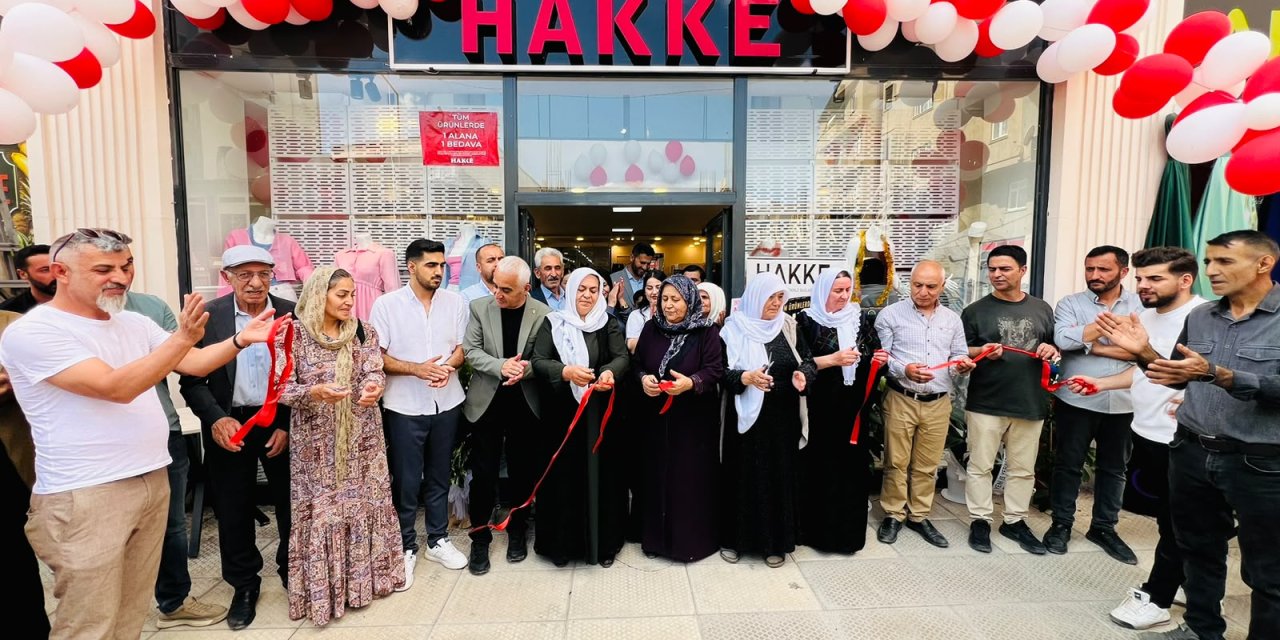 Yüksekova’da Hakke 85 kadın giyim mağazası hizmete açıldı