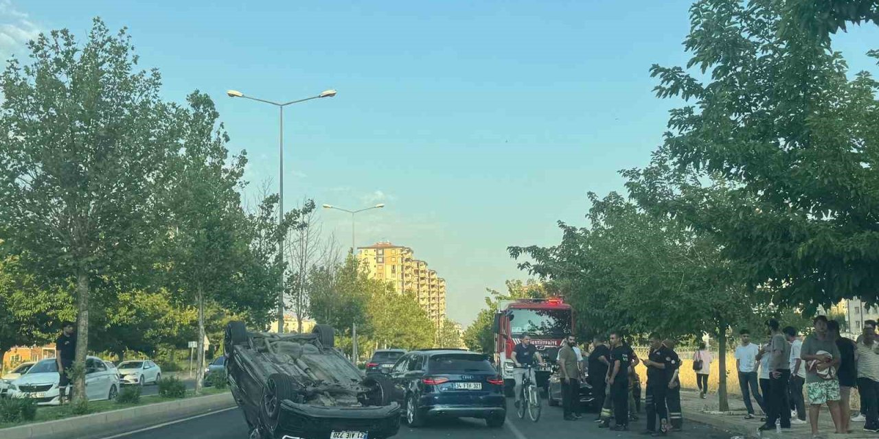 Diyarbakır'da seyir halindeki otomobil takla attı: 2 yaralı