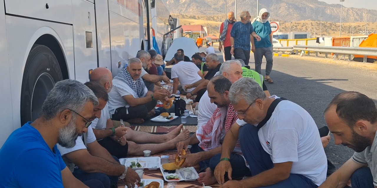 Irak sınırındaki Filistin Konvoyu’na günlük yemek desteği