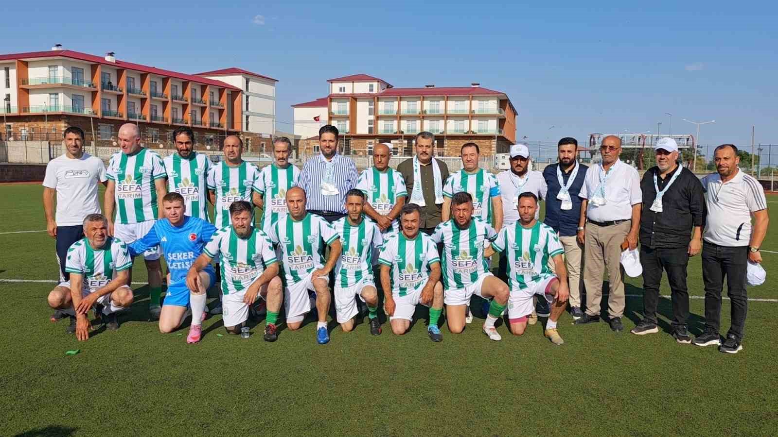Ahlat’ta 40 yaş üstü şöhretler futbol turnuvası yapıldı