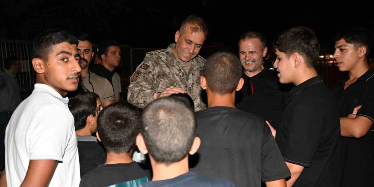 Şırnak'ta çocuklar Müdür Sazak’ın önünü kesti