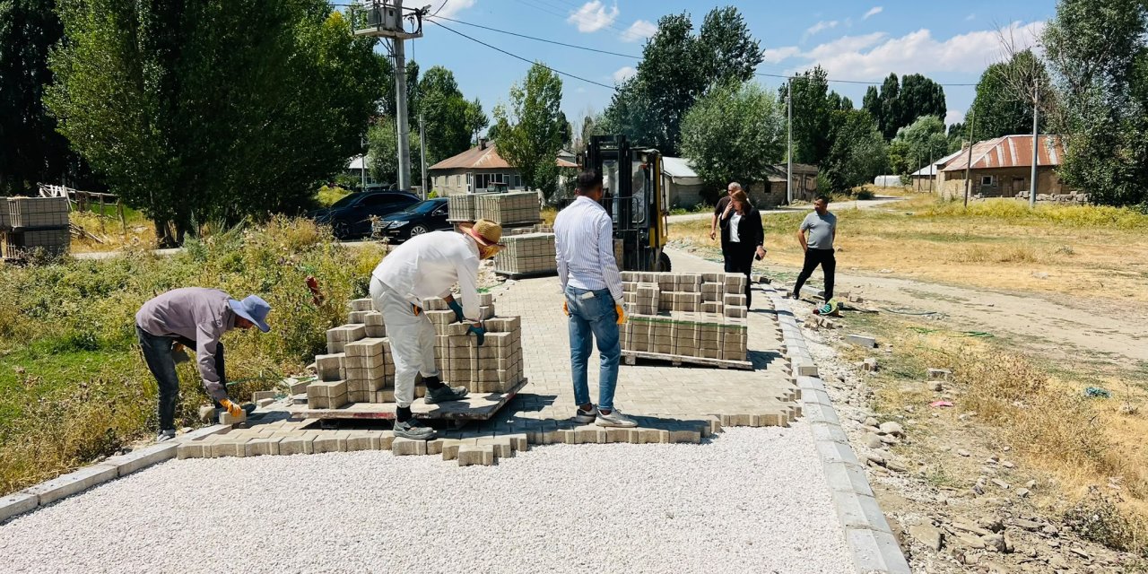 Yüksekova’da mahalle yolları ve kaldırımlarda çalışmalar sürüyor