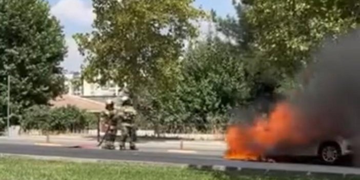 Diyarbakır’da park halindeki otomobil alevlere teslim oldu