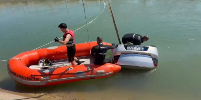Otomobil su kanalına düştü: 5 kişi kendi imkanları ve çevredekilerin yardımıyla kurtuldu