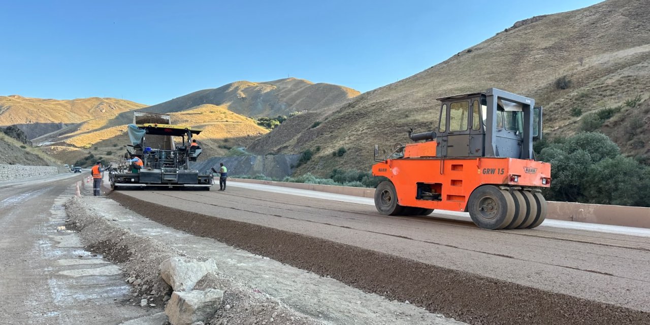 Hakkari-Yüksekova yolunda yol yapım çalışmaları sürüyor