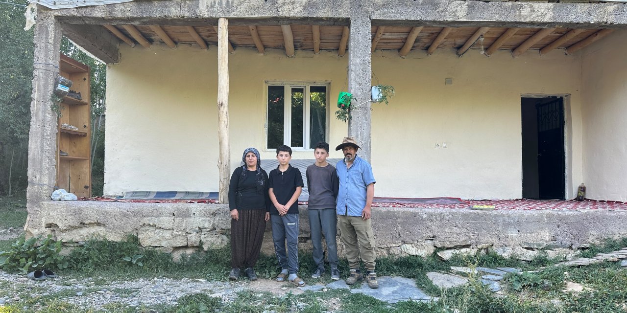 Yüksekova’da tek gözlü evde ders çalışarak Fen Lisesi’ni kazanan ikizler eğitim desteği bekliyor