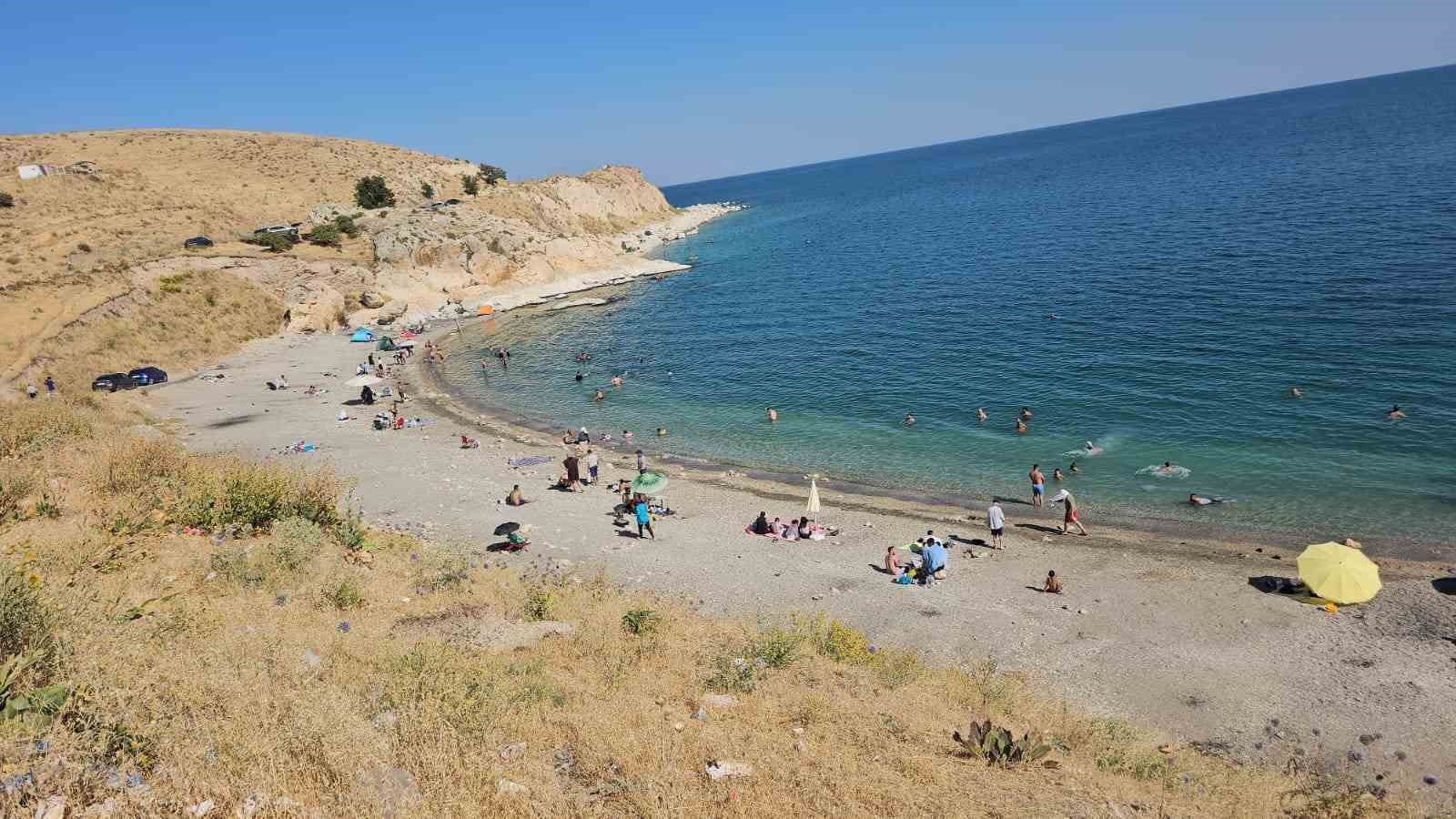 Adilcevaz plajları doldu