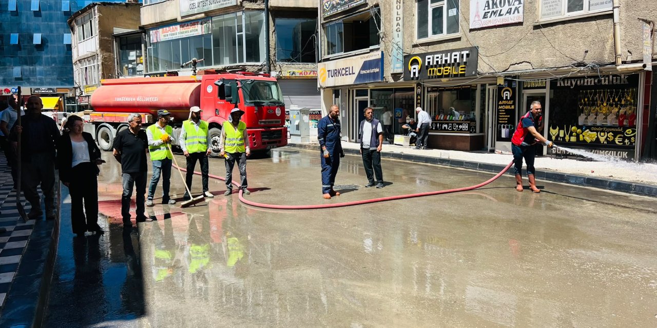 Yüksekova’da yenilenen sokaklar yıkanıyor