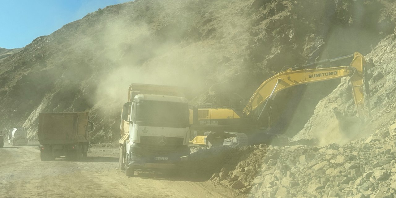 Hakkari-Yüksekova yolunda toz çilesi