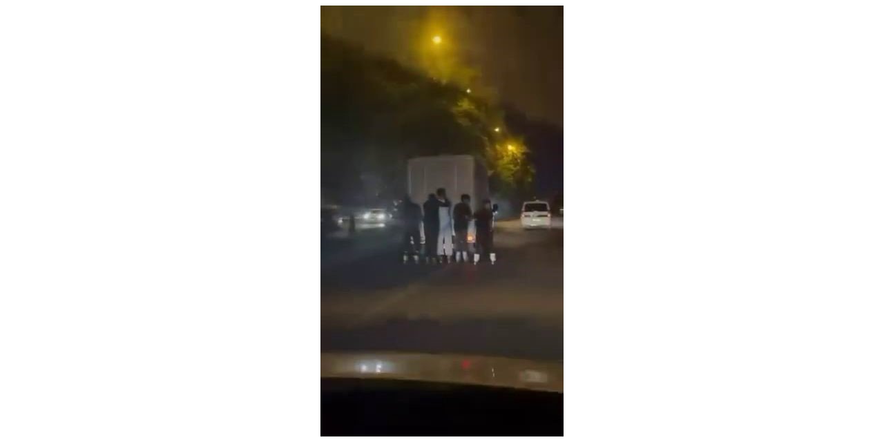 Diyarbakır’da 5 gencin tehlikeli paten yolculuğu kamerarda