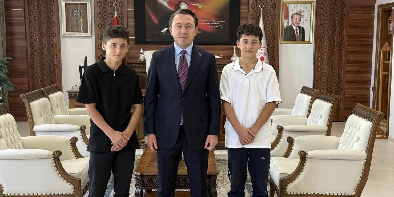 Yüksekova’nın başarılı ikizleri Kaymakam Hülür’ün konuğu oldu