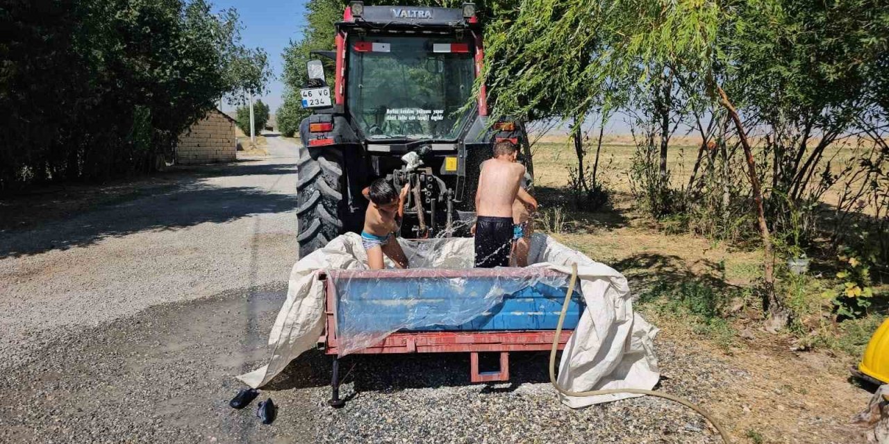 Yaz sıcağında traktör sepetinde serinlik keyfi