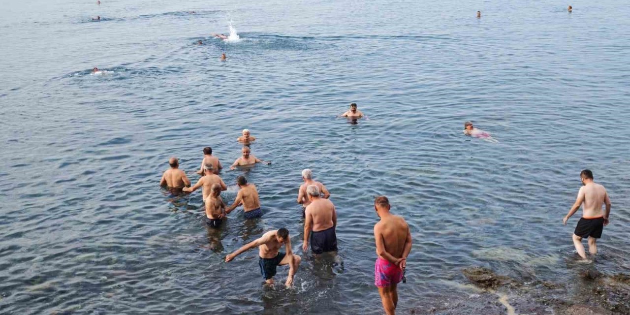 Van Gölü’nde sabahın ilk saatlerinde yüzme keyfi