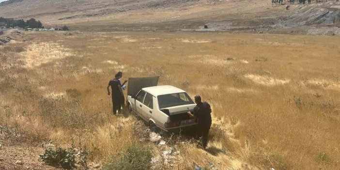 Yol kenarına devrilen otomobil sürücüsü yaralandı