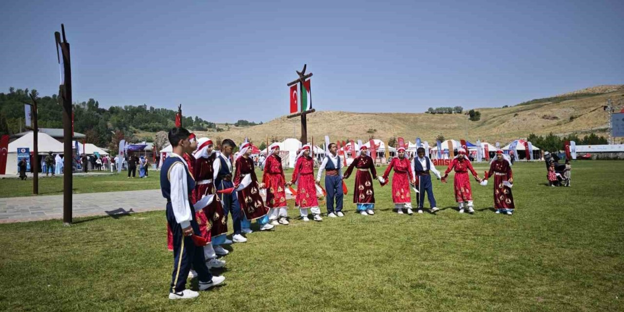 Ahlat’ta zafer coşkusu sürüyor
