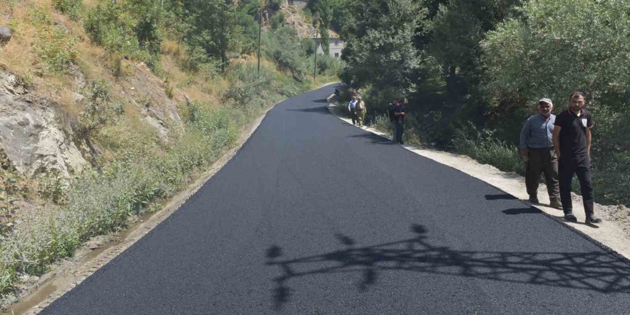 Şemdinli ve Derecik’te asfalt çalışmaları devam ediyor