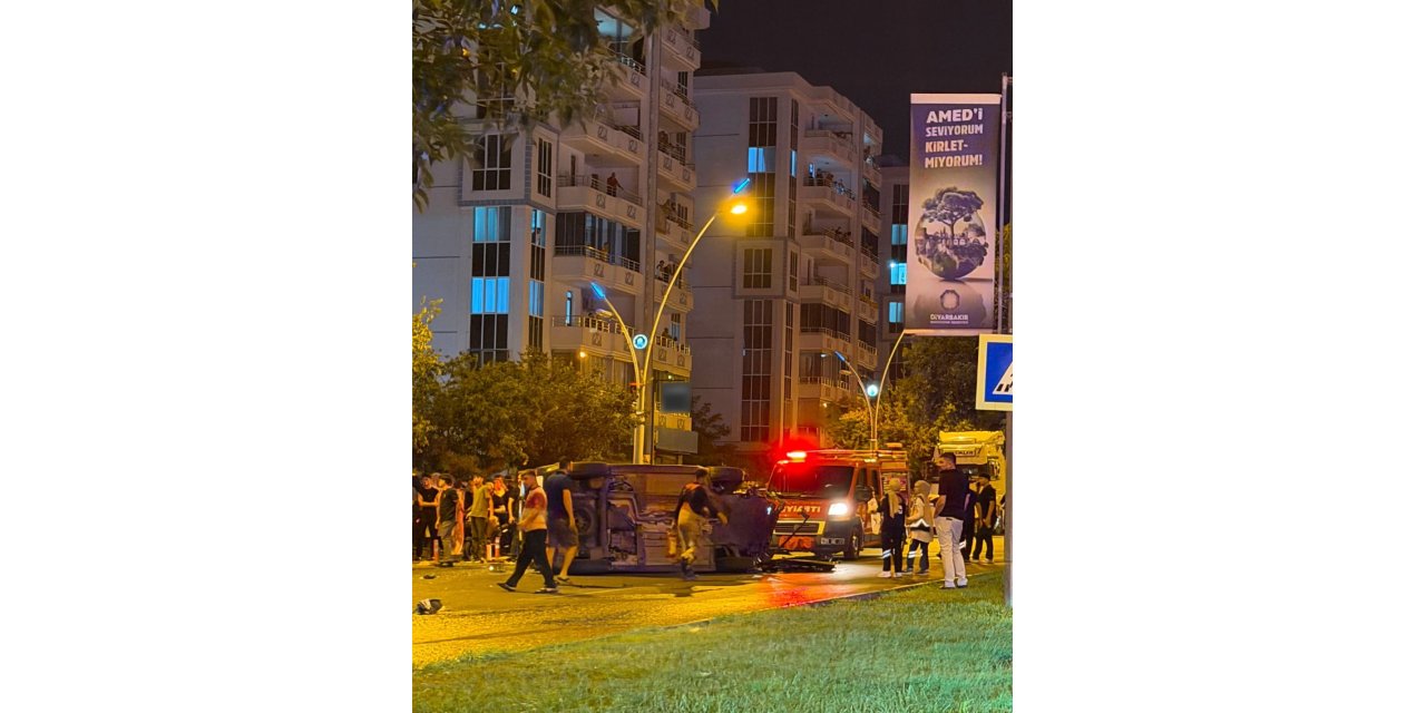 Diyarbakır’da otomobiller çarpıştı: 3 kişi yaralandı