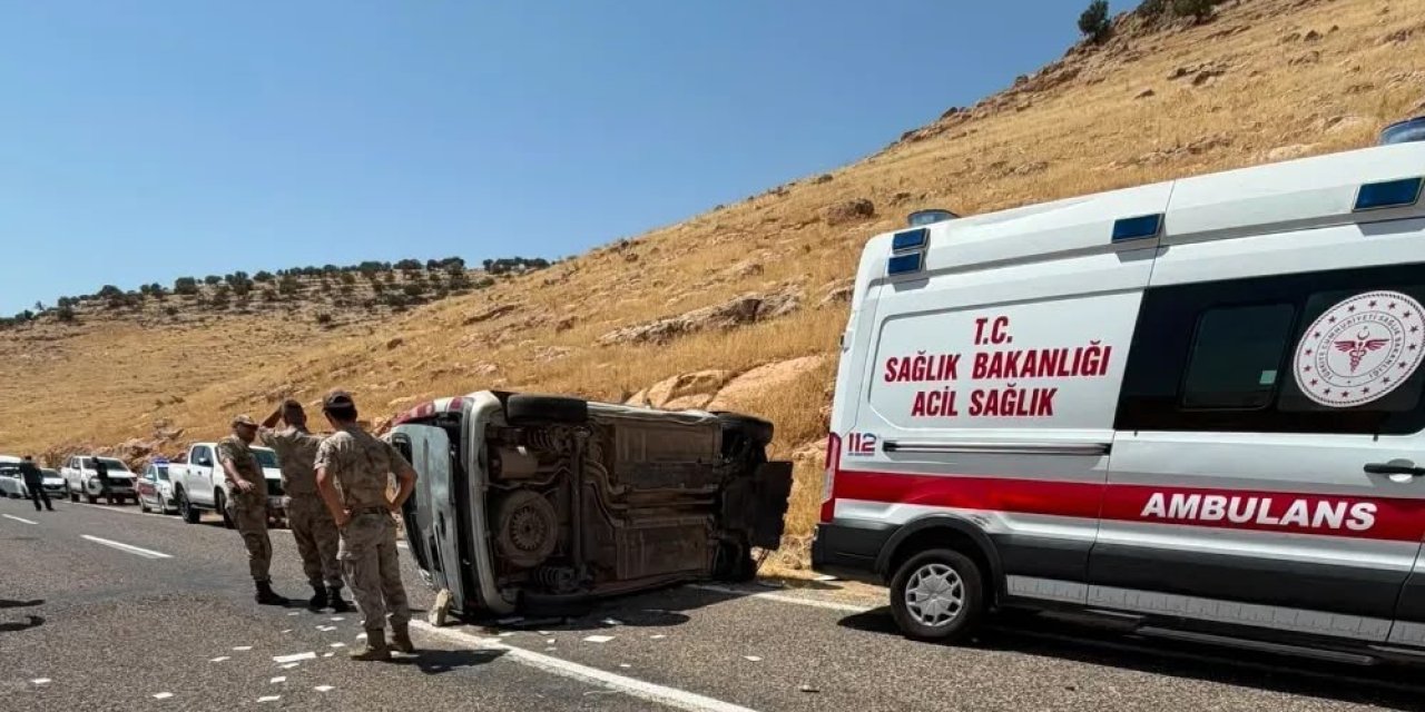 Mardin’de hafif ticari araç takla attı: 1 ölü, 1 yaralı
