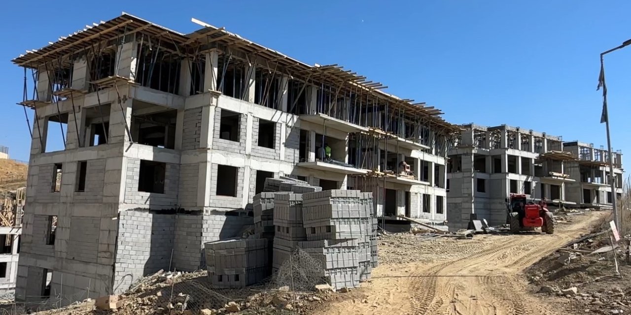Yüksekova’da 48 konutluk binaların yapımı sürüyor